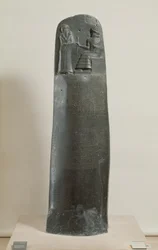 Código de Hamurabi: o deus Shamash ditando suas leis para Hamurabi, rei da Babilônia, encontrado em Susa, Irã, c.1750 aC (diorito) (para detalhes ver 69507)