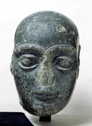 Cabeça de um homem, conhecido como Gudea com a cabeça raspada, de Telloh (antigo Girsu) neo-sumério, c.2120 aC (diorito)