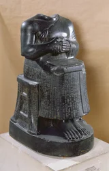 Estátua sem cabeça do príncipe Gudea (2170-2130 a.C.) como arquitecto, de Telloh (a antiga Gersu), 2100-2000 a.C.