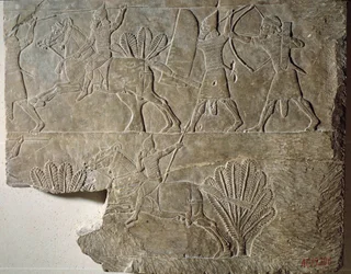 Mesopotâmia: Cavaleiros do exército assírio. Baixo relevo em albastro do palácio do rei Assurbanipal (ou Ashurbanipal) (668-627 a.C.). De Nínive. Paris, Museu do Louvre