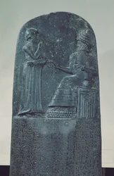 Figura de relevo do Deus Sol Shamash ditando suas leis para o rei Hamurabi em seu famoso Código da Lei, período babilônico antigo, 1760 aC (basalto)