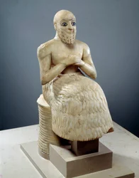 Art Mesopotâmia: Estátua do Intendente Ebih-il. Escultura de albastro, concha, lápis-lazúli e xisto, por volta de 2500 AC (período Sumério, por volta de 2900-2200 AC). De Mari. Altura: 0,525 m.