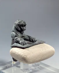 Leão de bronze segurando uma pastilha de fundação em linguagem Hurrite, escrita em forma de cuneforme alfabético. Do norte da Síria. 2150 AC. Paris, Museu do Louvre.