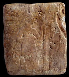 Mesopotâmia. Arte Suméria: personagem com plumas (cerca de 2700 a.C.) stello antigo girsou período sumério arcaico - calcário. Paris, Musee Du Louvre