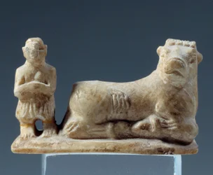 Mesopotâmia: dedicar-se a oferecer um touro a uma divindade. Estatueta de calcário. Da Suméria, Mesopotâmia do Sul. 2500-2400 AC. Paris, Museu do Louvre.