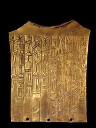Mesopotâmia: placa votiva de ouro em forma de barba dedicada ao deus Sara. Está coberta com uma inscrição cuneiforme. De Ummah. 2370 AC. Paris, Museu do Louvre