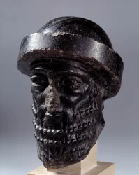 Mesopotâmia: cabeça esculpida em diorite chamada Hammurabi. De Susa. Dim. 0,15x0,1 m. Paris, Museu do Louvre