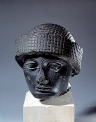 Mesopotâmia: cabeça em diorito sem inscrição de Gudea, governador da cidade de Lagash. Cerca de 2120 AC. Período Neo-Sumeriano (ca. 2150-2000 a.C.). Paris, Museu do Louvre
