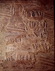 Mesopotâmia: cenário marítimo que representa o transporte de madeira para o Líbano. Detalhe de um albaster em baixo relevo de Khorsabad (Khunsabad). Regne de Sargon II. 710 AC. Paris, Museu do Louvre