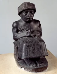 Mesopotâmia: estátua do deus Ningishzida representando Gudea sentado, príncipe de Lagash. Período neo-sumério (c. 2150-2000 a.C.). Paris, Museu do Louvre
