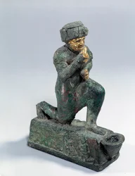 Mesopotâmia: Estatueta em prata, bronze e ouro de adorador ajoelhado, ex-voto dedicado ao deus Amurru para a vida de Hamurru. 1800 AC. Do site de Larsa. Paris, Museu do Louvre