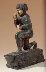 Mesopotâmia: Estatueta em prata, bronze e ouro de adorador ajoelhado, ex-voto dedicado ao deus Amurru para a vida de Hamurru. 1800 AC. Do site de Larsa. Paris, Museu do Louvre