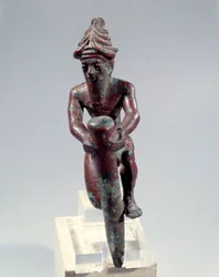 Mesopotâmia: figura de fundação de cobre retratando um deus empurrando um prego. Por volta de 2150 AC. De Tello. Paris, Museu do Louvre