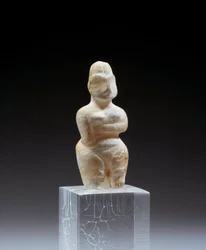 Mesopotâmia: Estatueta de albastro feminino da necrópole de Tell es Sawwan. 5800-5500 AC. Paris, Museu do Louvre