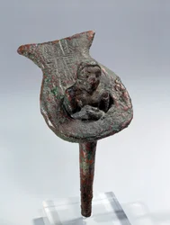 Mesopotâmia: figura de fundação (prego e seu suporte de cobre) de Ur Nanshe, Príncipe de Lagash. 2800 AC. Do site do Tello. Dim 0,11 m x 0,11 m Paris, musee du Louvre