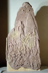 Mesopotâmia: estela em gres vermelhos da vitória de Naram Sin. Período Agade (por volta de 2350-2200 AC). De Accad. Paris, Museu do Louvre
