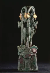 Árvore sagrada formada por três cabras, de Larsa, Sul da Mesopotâmia, c.1750 a.C. (bronze e ouro)