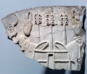 Mesopotâmia: cena estável em relevo sobre um fragmento de vaso esculpido no estilo de Uruk. Região Suméria. 3300 AC. Paris, Museu do Louvre