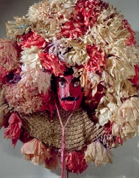 Máscara de traje para a celebração do festival anual mexicano de Guelaguetza (madeira, palha trançada e papel)
