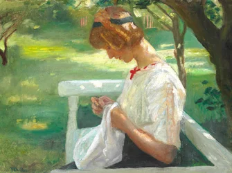 Ella Saxild a coser no jardim num dia de verão.