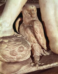O túmulo de Giuliano de Medici 1478-1516 detalhe da coruja sob a perna da noite, mármore 1520