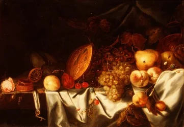 Um melão, uvas e outras frutas com uma rosa, uma taça de nautilus e um relógio de canto sobre um parapeito drapeado.