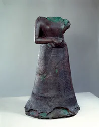Civilização elamita: estátua de bronze da rainha Napir Asu com inscrição elamita. 1250 a.C. Do sítio de Susa, Irão. A 1,29 x 0,73 m. Paris, Musée du Louvre