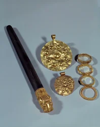 Pedra de afiar e anéis de granulação. Do local de Susa, Irão, sudoeste. 1150 AC. Paris, Museu do Louvre