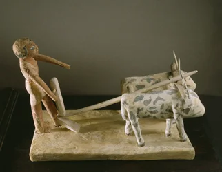Modelo funerário de um lavrador conduzindo seu arado puxado por dois bois (madeira pintada)
