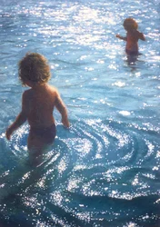 Gémeos na piscina exterior