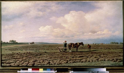 No Campo. Descrição de uma paisagem de terra lavrada, com os camponeses e os seus arados puxados por cavalos, na distância de uma carruagem que se desloca ao longo de uma estrada de terra batida. Pintura por Mikhail Konstantinovich Klodt (1832-1902), óleo 