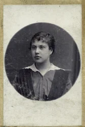 Retrato vintage de uma jovem rapariga. A fotografia foi tirada por volta do ano 1914 (foto)