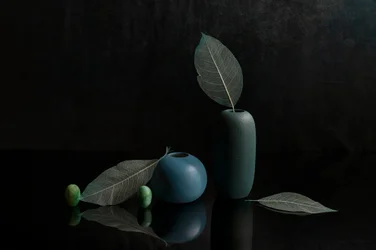 Elegante natureza-morta com vasos azuis