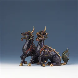 Um par de qilin sentado (esmalte cloisonne e bronze dourado)