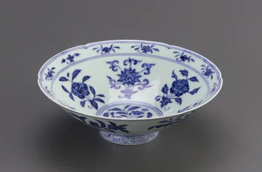 Tigela com lados cônicos e borda foliáceo, Jingdezhen, província de Jiangxi, 1426-35 (porcelana com pigmento de cobalto sob esmalte incolor claro)