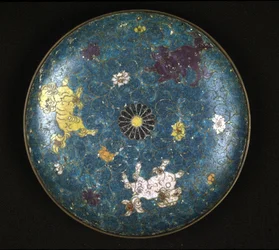 Prato em cobre e esmalte cloisonne, período Ming (1368 - 1644).