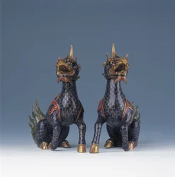 Um par de qilin sentado (esmalte cloisonne e bronze dourado)