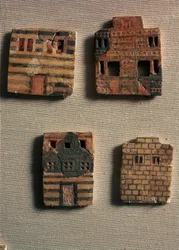 Arte minóica: pequenos azulejos de cerâmica representando casas minóicas. 1700-1600 AC. Heraklion, Museu Arqueológico de Creta - Arte minóica: pequenos azulejos de cerâmica representando casas minóicas. 1700-1600 A.C. Museu Arqueológico, Heraklion, Creta, 