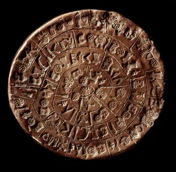 O disco de Festo (disco de Festo, disco de Phaestos) (arte minoica - 1700 - 1600 a.C.) coberto de hieróglifos.