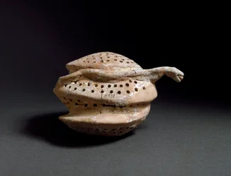 Arte egeen: vaso de cerâmica em forma de favo de mel e serpente. De Cnossos (Knossos). 1700-1450 AC. Heraclião, Museu Arqueológico