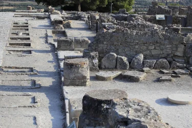 Sítio arqueológico minoano de Phaistos. Vista geral dos santuários da ala oeste ao longo da corte central a partir da ala norte. Havia dois tipos de santuários: "Santuário de Bancada" e "Bacia Lutral". O "Santuário de Bancada" era uma sala pequena e rectan