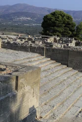 Sítio arqueológico minoano de Phaistos. Escadaria que começa na corte oeste e leva a The Propylaea, a principal e mais impressionante entrada para o novo palácio (1700-1450 AC). Phaistos, Creta.