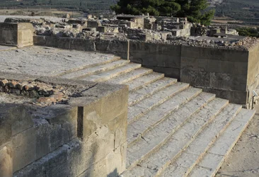 Sítio arqueológico minoano de Phaistos. Escadaria que começa na corte oeste e leva a The Propylaea, a principal e mais impressionante entrada para o novo palácio (1700-1450 AC). Phaistos, Creta.