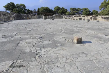 Sítio arqueológico minoano de Phaistos. A corte central, um elemento arquitectónico básico do palácio de Minoen. É um núcleo em torno do qual as diferentes asas estão dispostas. Esta corte central foi construída no tempo do antigo palácio (1900-1700 a.C.).