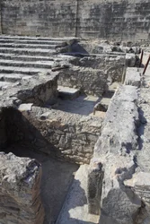 Sítio arqueológico minoano de Phaistos. O santuário tripartido. Este complexo de salas em frente ao Palácio era um pequeno santuário. Phaistos, Creta.