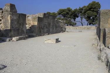 Sítio arqueológico minoano de Phaistos. As revistas do oeste. Grande complexo de armazéns do palácio. Consiste na antecâmara, no corredor dos armazéns, e nos próprios armazéns. À direita e à esquerda do corredor encontravam-se 11 armazéns, nos quais se enc