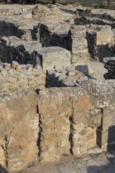 Sítio arqueológico minoano de Phaistos. Vista sobre o complexo nordeste. Complexo de quatro salas directamente adjacentes ao antigo palácio. Estas salas eram usadas para armazenar valiosas embarcações rituais. O famoso "disco de Phaistos" com escrita hiero
