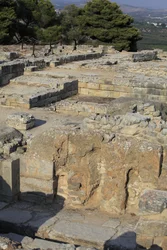 Sítio arqueológico minoano de Phaistos. Vista sobre o complexo nordeste. Complexo de quatro salas directamente adjacentes ao antigo palácio. Estas salas eram usadas para armazenar valiosas embarcações rituais. O famoso "disco de Phaistos" com escrita hiero