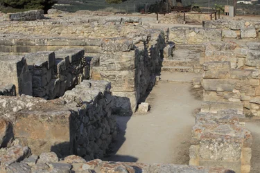 Sítio arqueológico minoano de Phaistos. Vista sobre o complexo nordeste. Complexo de quatro salas directamente adjacentes ao antigo palácio. Estas salas eram usadas para armazenar valiosas embarcações rituais. O famoso "disco de Phaistos" com escrita hiero