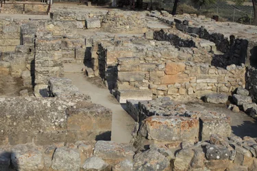 Sítio arqueológico minoano de Phaistos. Vista sobre o complexo nordeste. Complexo de quatro salas directamente adjacentes ao antigo palácio. Estas salas eram usadas para armazenar valiosas embarcações rituais. O famoso "disco de Phaistos" com escrita hiero